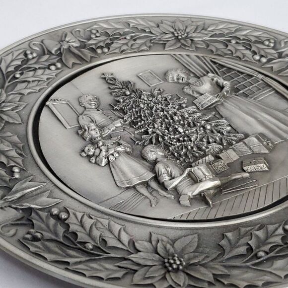 Vintage Pewter 3D Victorian Christmas Tree Plate Poinsettia Holly Family Hanging - Picture 2 of 3